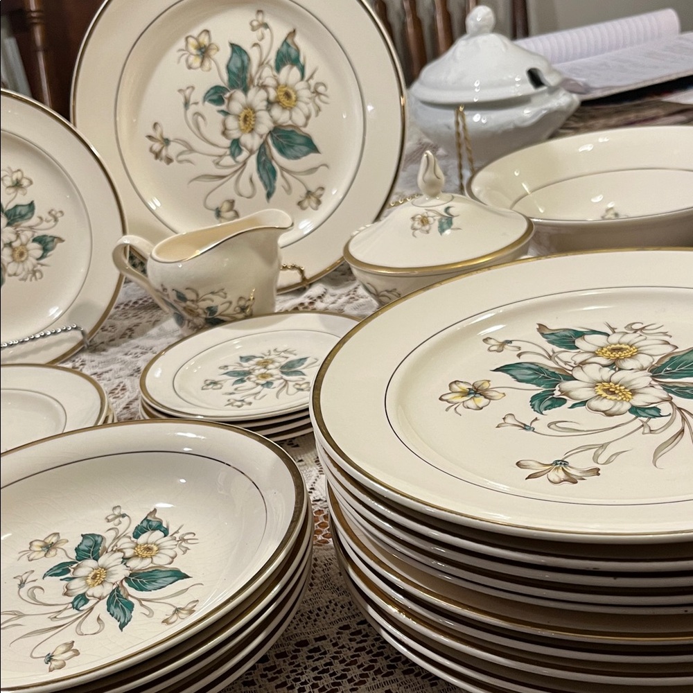 Floral Cream Dinnerware Set for 4 people